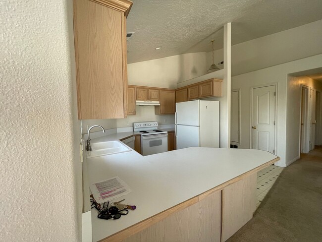 Building Photo - Great 2 bed 1 bath condo located in Countr...