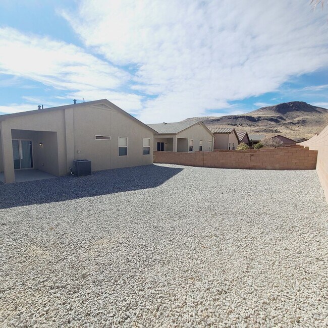 Building Photo - 3 bed 2 bath home in Huning Ranch!