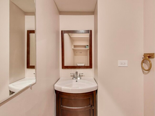 Building Photo - 5203 S Dorchester Ave