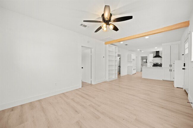 Building Photo - 620 S Bell St
