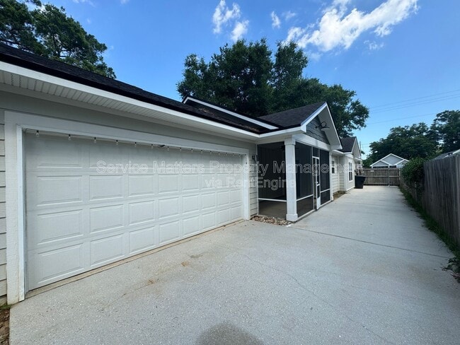 Building Photo - 1416 E Baars St