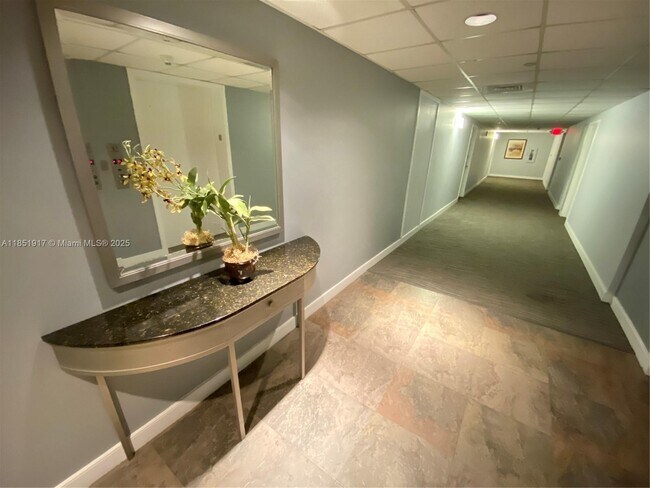 Building Photo - 801 N Venetian Dr