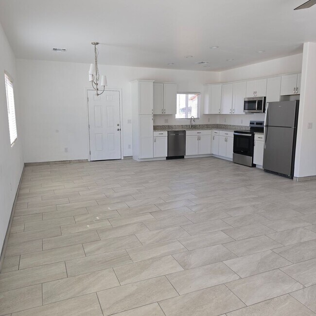 Building Photo - Fresh and Open Floor Plan!