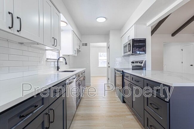 Building Photo - 705 NW Buckingham Pl