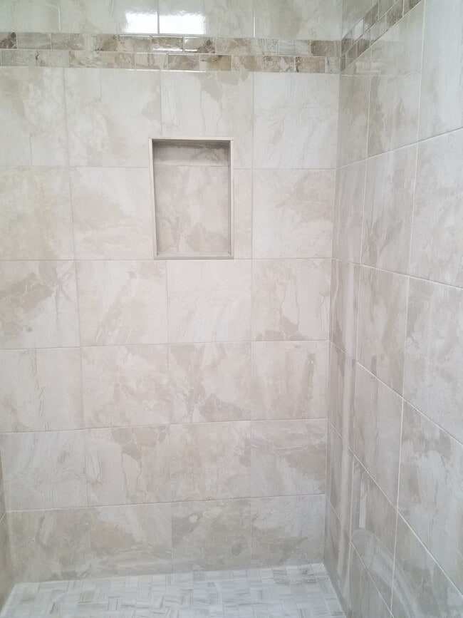 bathroom shower - 4541 Alla Rd