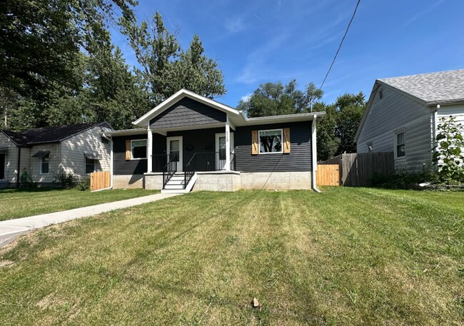 Building Photo - 2 Bedroom/1 Bath Duplex Available For Rent