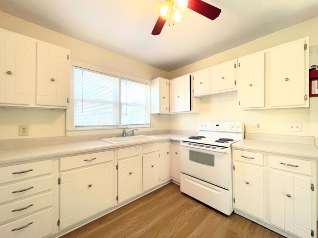 Building Photo - 2 Bedroom Home With Fenced in Yard