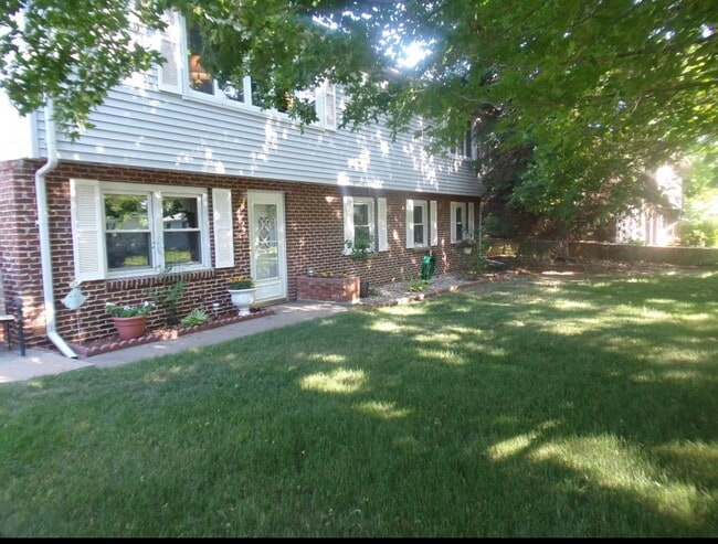 Building Photo - 417 S Iowa St