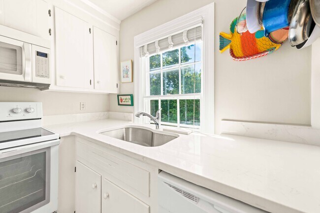 Building Photo - 141 Narragansett Ave