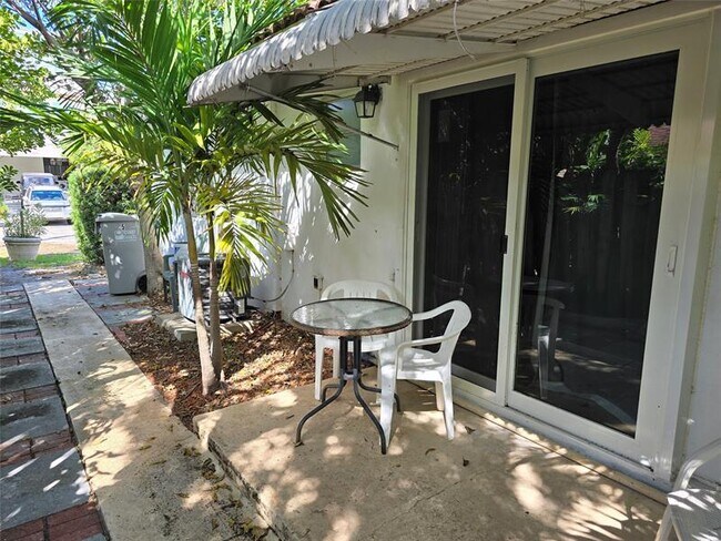 Building Photo - 1750 N Riverside Dr