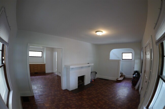 Building Photo - 915 Woodstock Ave