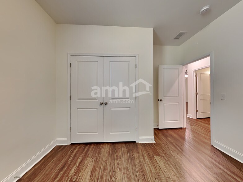 Building Photo - 230 Swan Dr