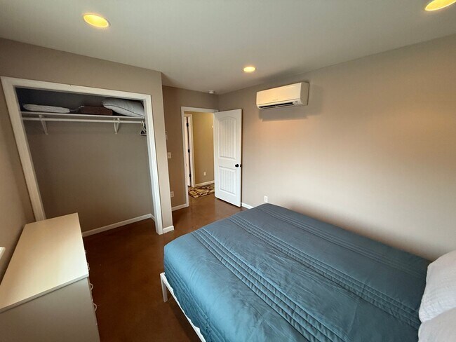 Building Photo - Nowells Subdivision Town Homes - Fully Furnished and Utilities Included