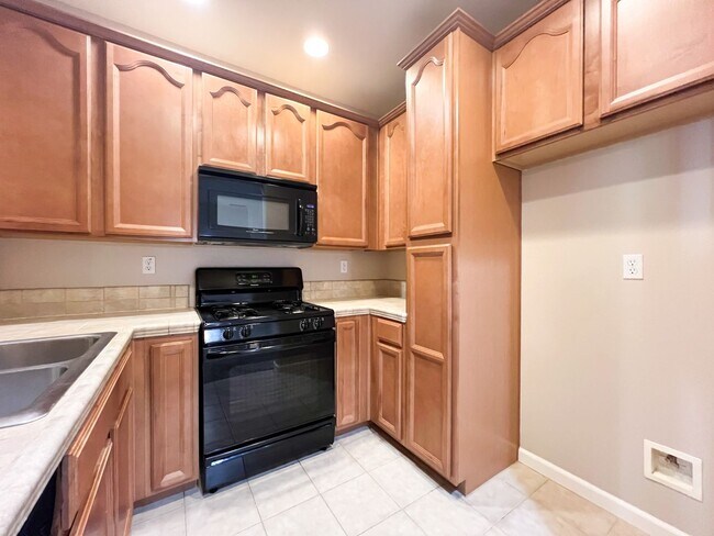 Building Photo - 3 Bd, 2.5 Ba Condo in Elk Grove