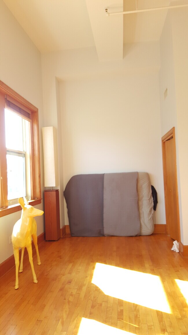 Building Photo - 59 College St