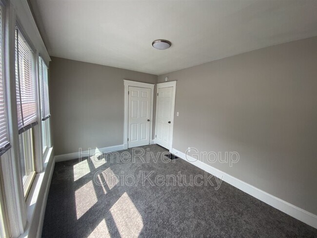 Building Photo - 1008 Lusitania Ave