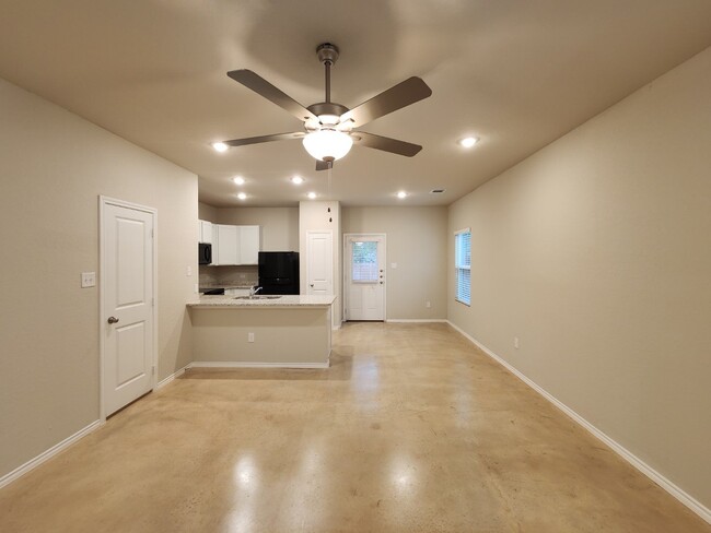 Building Photo - Move In Special - $200 Off 1st Months Rent...