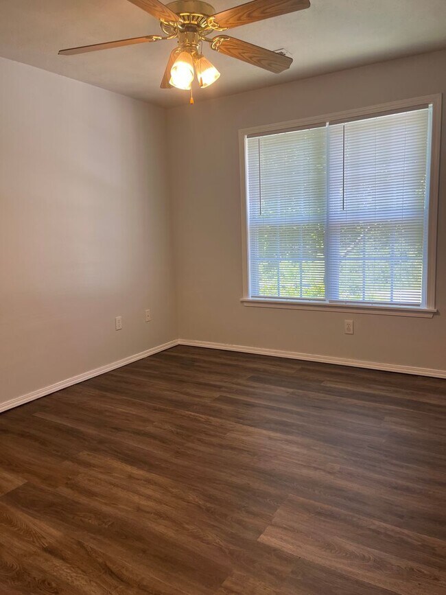 Building Photo - 1207 Westwood Dr