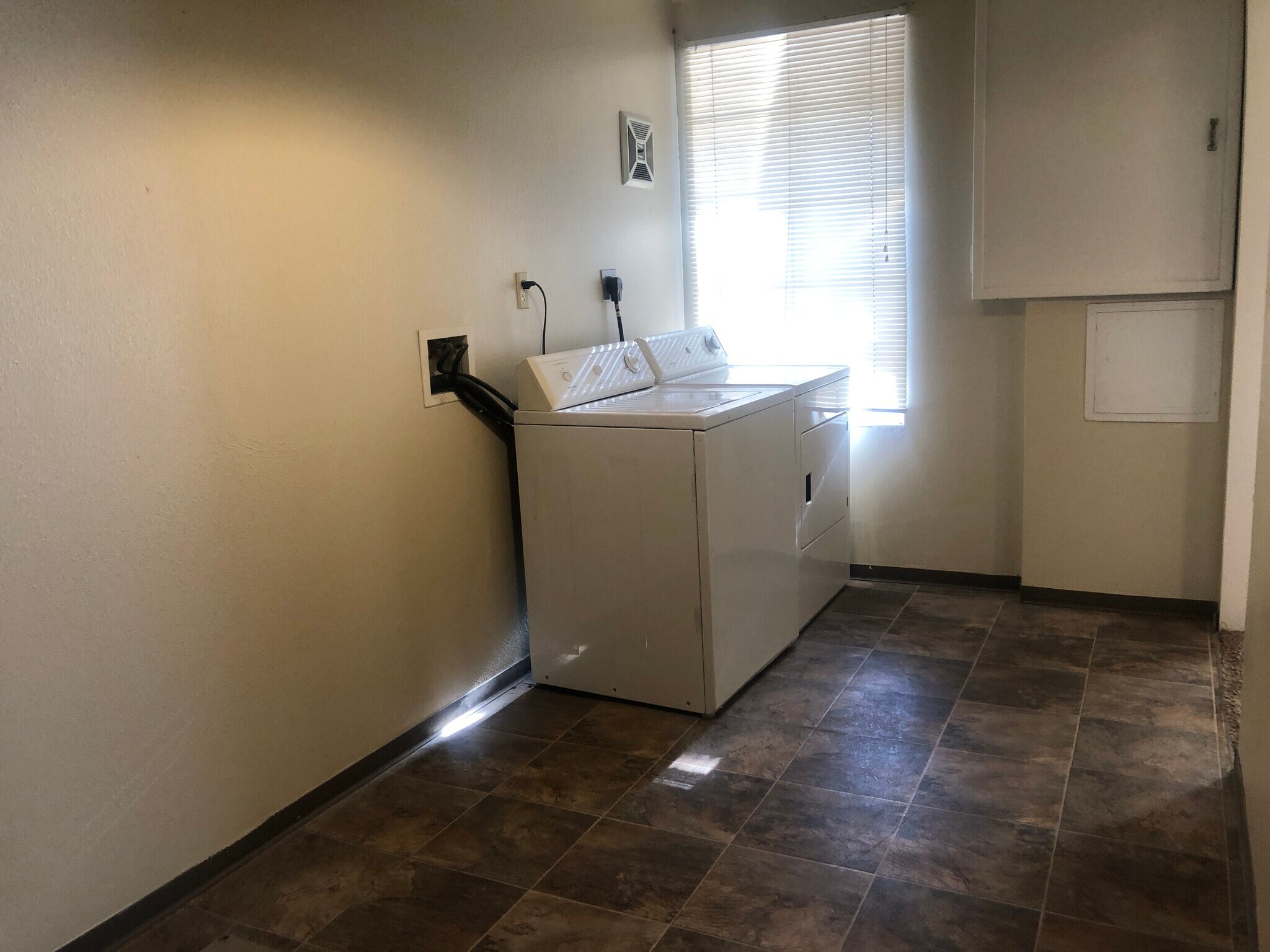 Building Photo - 1068 NE B St