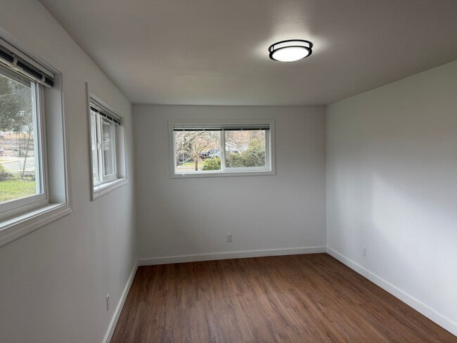 Building Photo - Updated 3 bedroom, 1 bath house in Creswell!