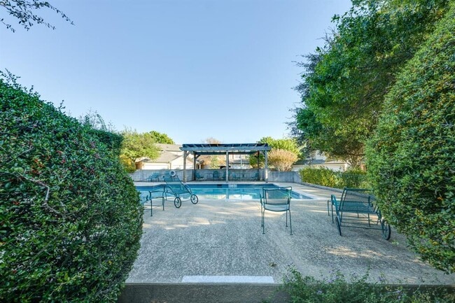 Building Photo - 2100 Pipers Field Dr