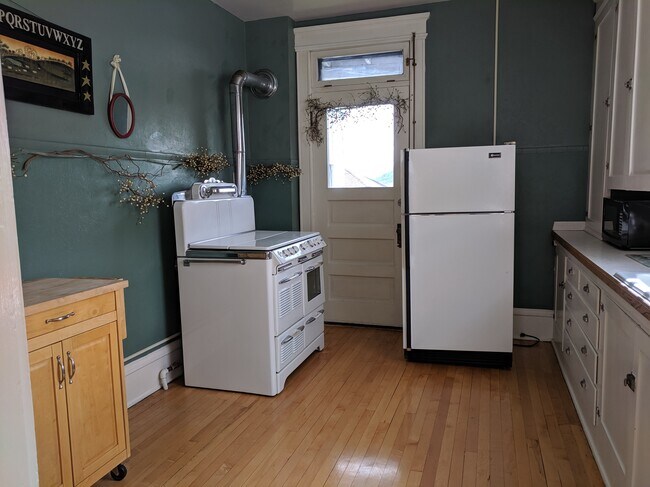 Kitchen - 812 W Granite St