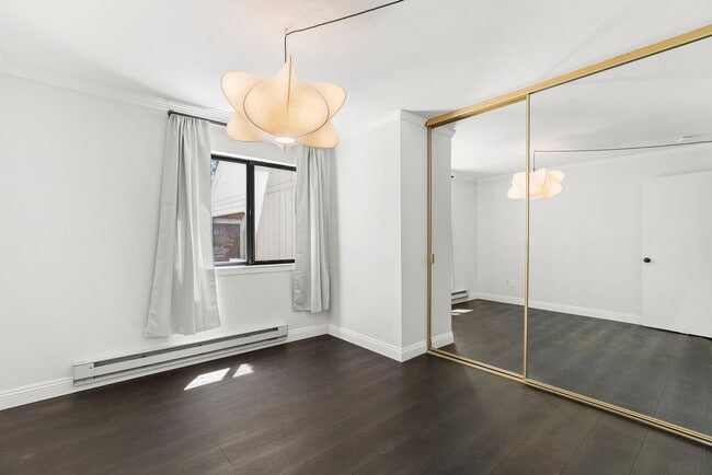 Building Photo - Remodeled One bedroom Woodstock Unit