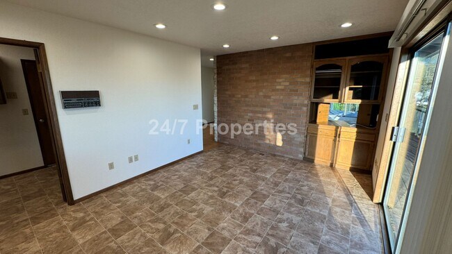 Building Photo - 3 BD I 3.5 BA Home - Separate Living Areas