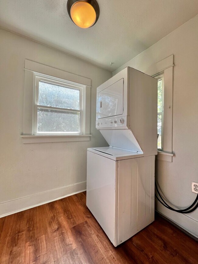 Building Photo - 8th2122 (CW-NB)