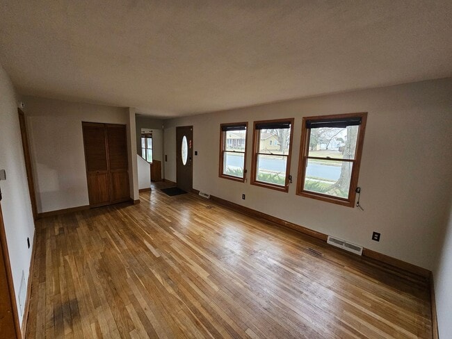 Building Photo - 621 William St