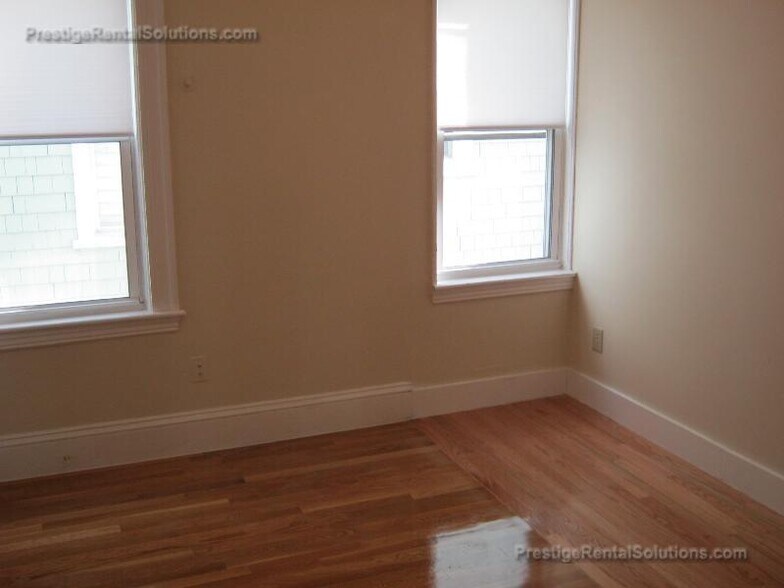 Building Photo - 21 Roseclair St