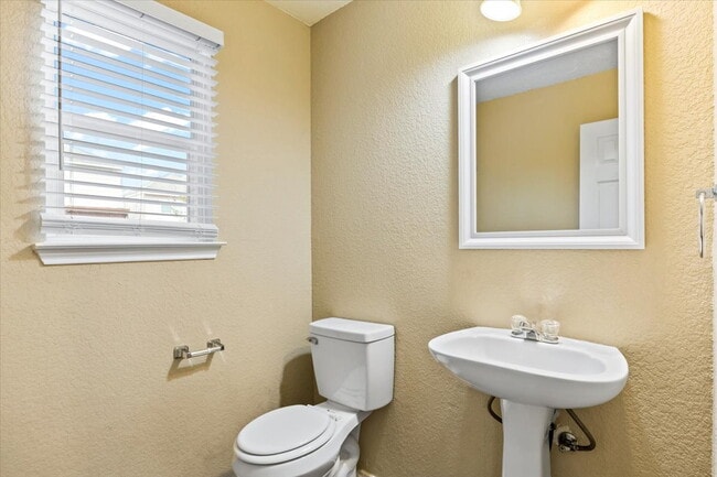 Building Photo - Spacious 4 Bedroom Home in Prime Medical Center Location
