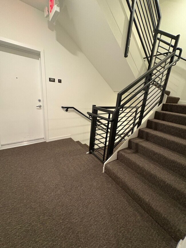 Building Photo - Modern 2bed/2bath Single Story Condo in the MIll