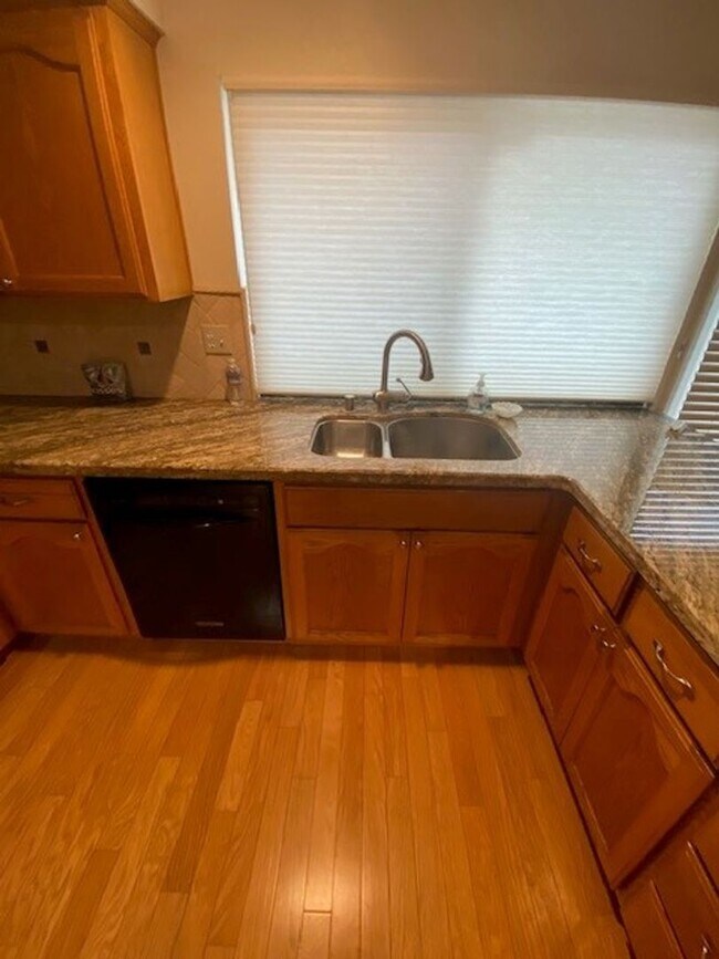 Building Photo - Beautiful Single Story Home Located in Ple...