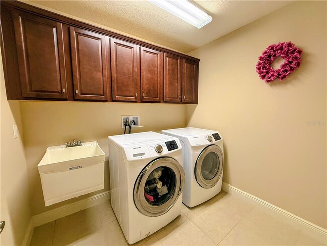 Building Photo - 2468 Whittler Br