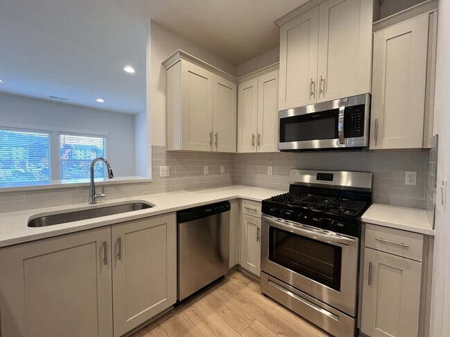 Building Photo - Gorgeous 3BR Home with Open Main Level & Large Primary Suite