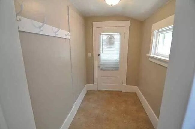 Building Photo - 5 Bedroom Home Available Now!
