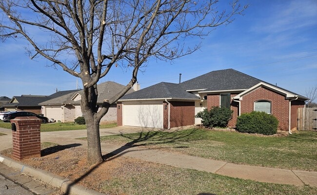 Building Photo - (3) Bed/(2) Bath East Norman Avail NOW!