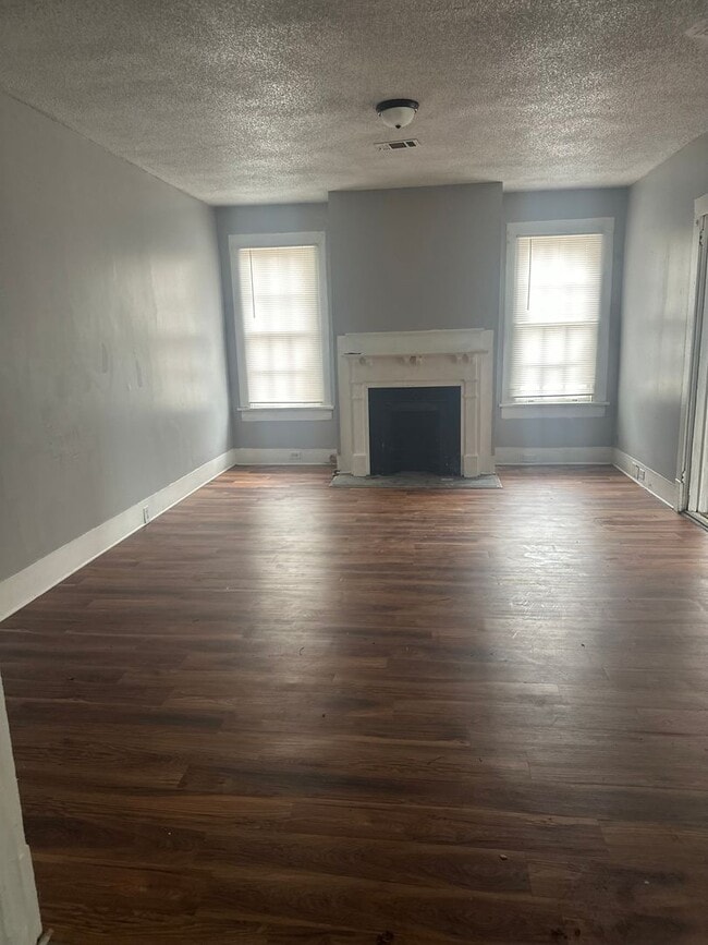Building Photo - 3 bedroom 1 bath close to Mercer University!