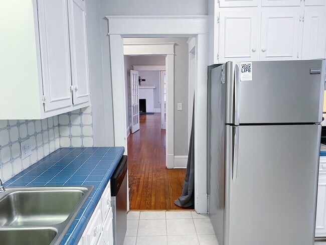 Building Photo - Beautiful 2 Bedroom home one block from ECU!