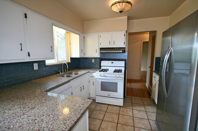 Building Photo - 3 Bedroom Split Level Home Available in South Colorado Springs!