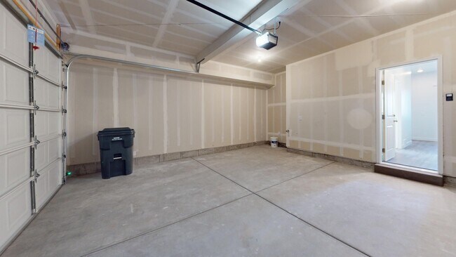 Building Photo - TOWNHOMES FOR RENT - AVAILABLE NOW