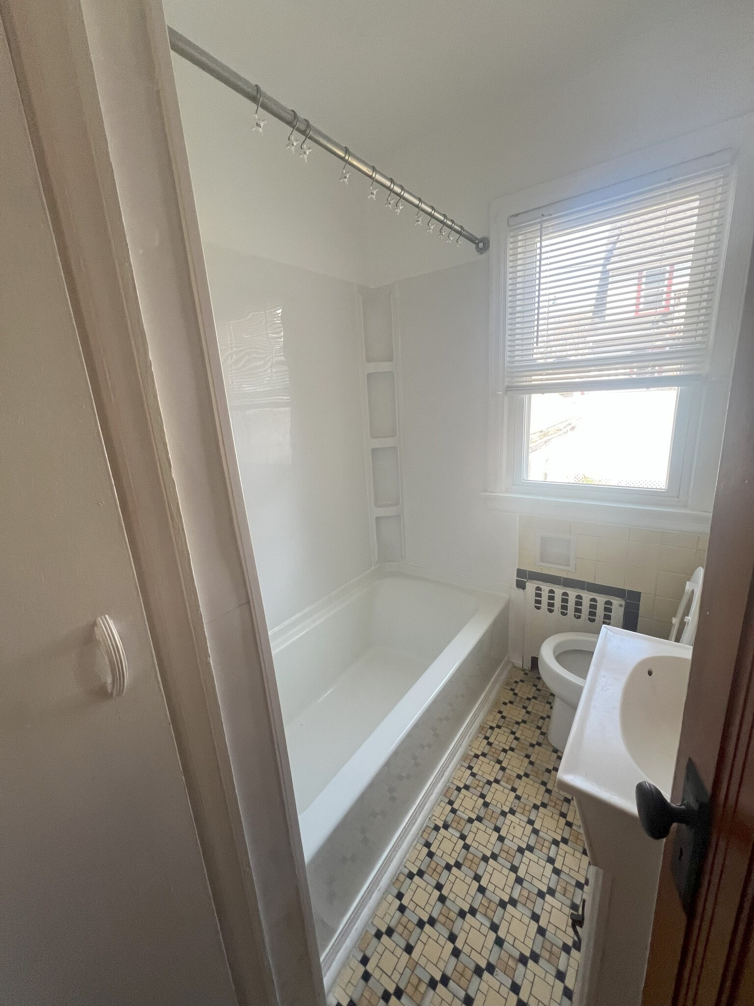Bathroom tub - 2009 Carey Ct