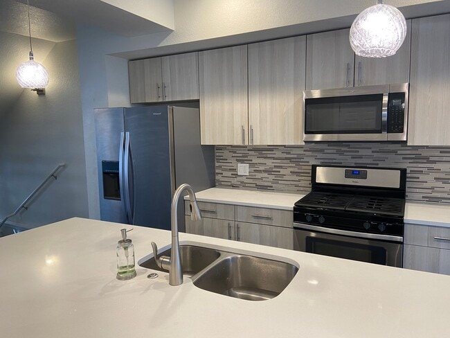 Building Photo - Modern 2 bedroom Townhome with huge Rooftop deck!!!