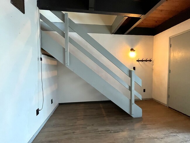 Building Photo - Cozy Portland Home with Spacious Living Room & Fenced Backyard