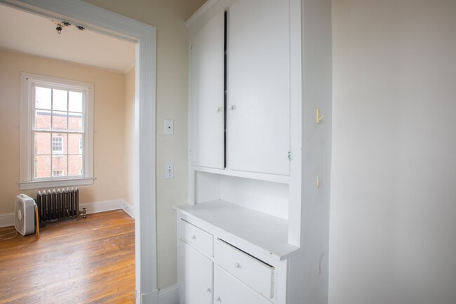 Building Photo - Amazing 2 BR/1 BA Condo in Georgetown, DC!