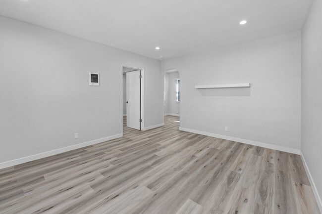 Building Photo - HILLCREST GREAT RENOVATED ONE BEDROOM APARTMENT.