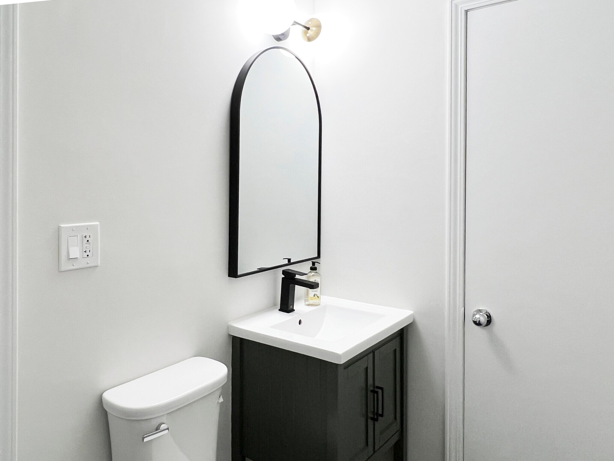 Building Photo - 1113 W Armitage Ave