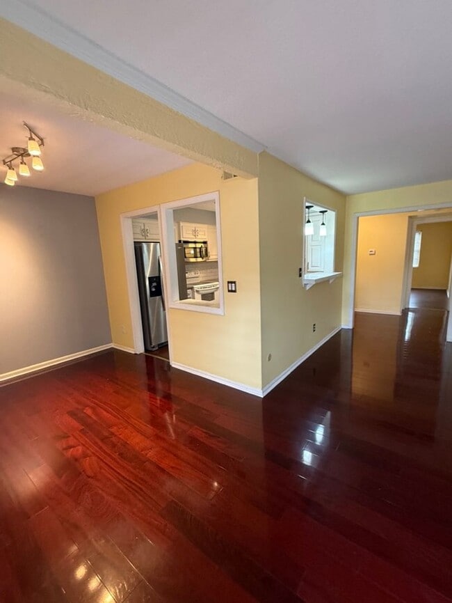 Building Photo - Fantastic Centrally Located Condo