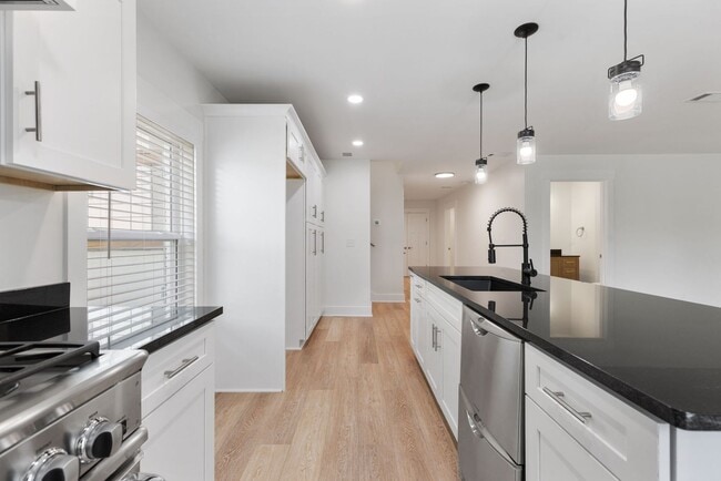 Building Photo - Four Bedroom Four Bath Home